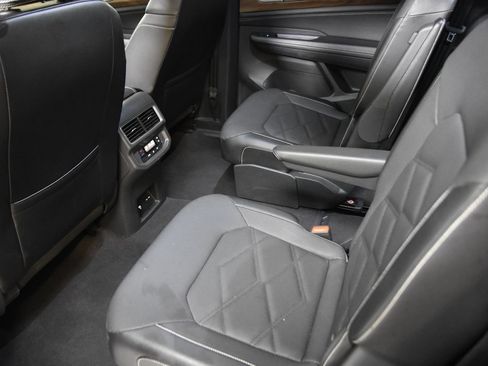 Used 2024 Volkswagen Atlas SE AWD/4WD image 27
