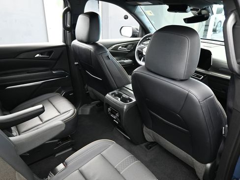 Used 2025 Chevrolet Traverse High Country FWD image 52