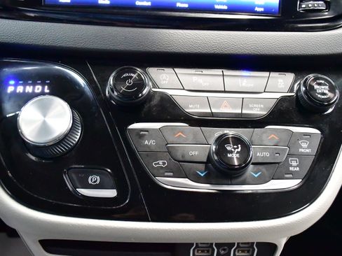 Used 2024 Chrysler Pacifica Touring-L image 61