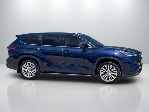 Used 2023 Toyota Highlander Platinum FWD image 4