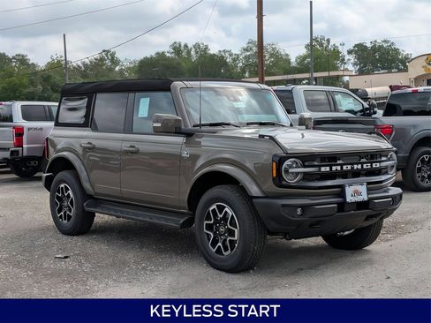 New 2025 Ford Bronco Outer Banks image 4