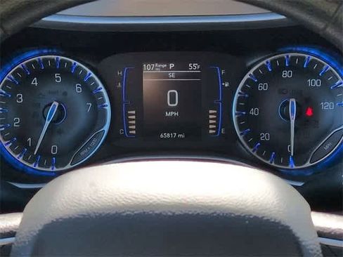 Used 2020 Chrysler Pacifica Touring image 33