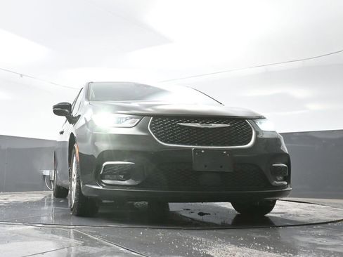 Used 2024 Chrysler Pacifica Touring-L image 27