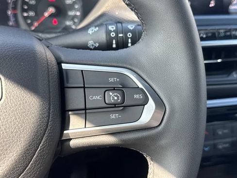 Used 2025 Jeep Compass Latitude w/ Convenience Group AWD/4WD image 29