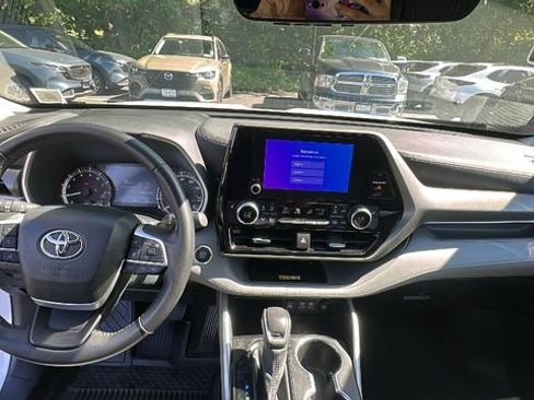 Used 2023 Toyota Highlander XLE AWD/4WD image 9