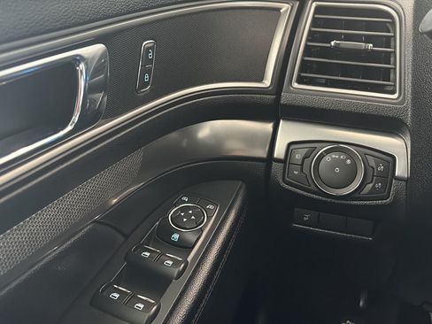 Used 2018 Ford Explorer XLT w/ Equipment Group 202A AWD/4WD image 16