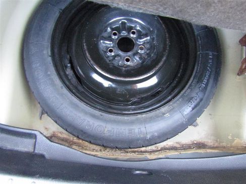 Used 2018 Toyota Corolla LE image 35