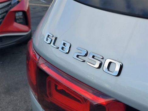 Used 2021 Mercedes-Benz GLB 250 4MATIC w/ Premium Package image 8