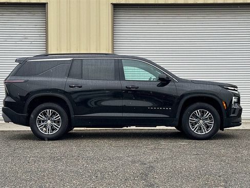 Used 2025 Chevrolet Traverse LT image 8