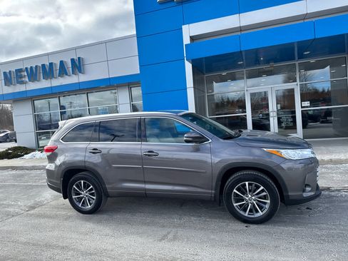 Used 2018 Toyota Highlander XLE image 2