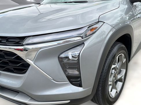 Certified 2025 Chevrolet Trax LT w/ LT Convenience Package FWD image 11