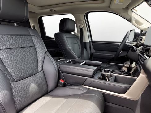 Used 2024 Toyota Tundra Limited AWD/4WD image 31