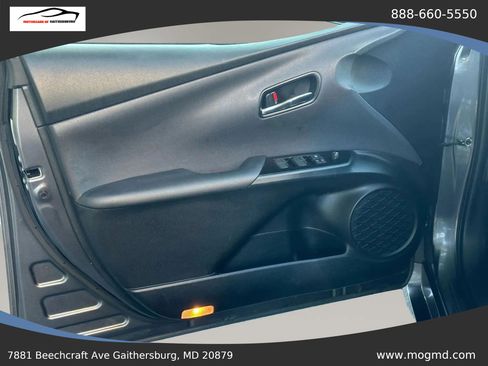 Used 2022 Toyota Prius L Eco FWD image 16