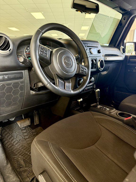 Used 2017 Jeep Wrangler Unlimited Rubicon w/ Connectivity Group AWD/4WD image 12