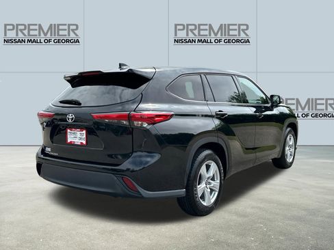 Used 2021 Toyota Highlander L FWD image 4