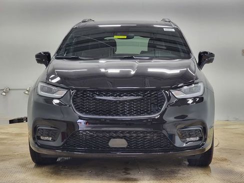 New 2026 Chrysler Pacifica Limited w/ S Appearance Package image 11