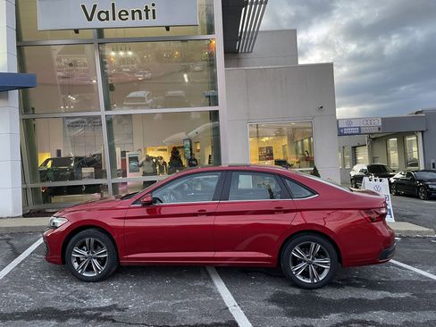Certified 2023 Volkswagen Jetta SE w/ Panoramic Sunroof Package image 4