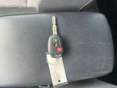 Used 2013 Toyota RAV4 LE FWD image 30