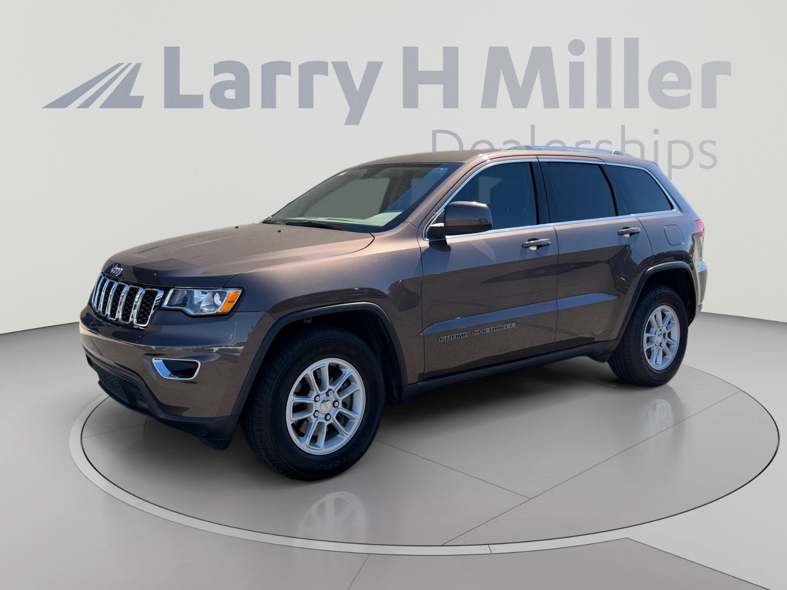 Used 2020 Jeep Grand Cherokee Laredo RWD image 1