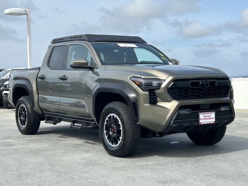 Certified 2025 Toyota Tacoma TRD Off-Road AWD/4WD image 2