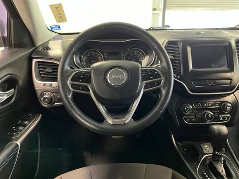 Used 2019 Jeep Cherokee Latitude w/ Popular Appearance Group FWD image 21