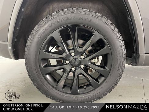 Used 2017 Jeep Grand Cherokee Altitude image 13