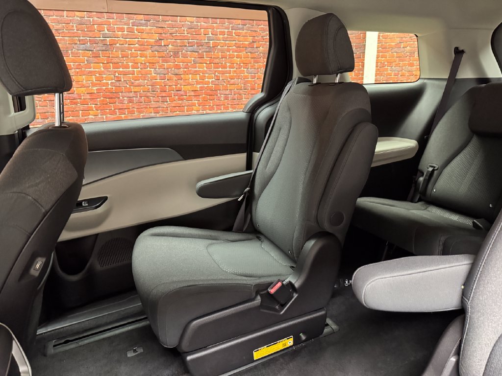 Used 2024 Kia Carnival LX FWD image 11