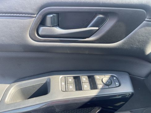 Used 2025 Nissan Pathfinder SV image 22