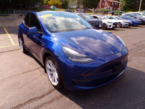 Used 2023 Tesla Model Y Long Range AWD/4WD image 3