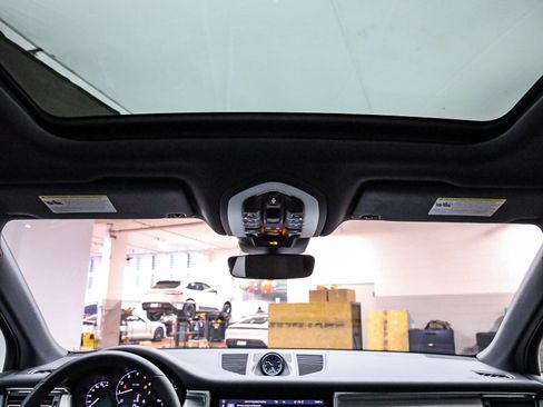Certified 2025 Porsche Macan image 20