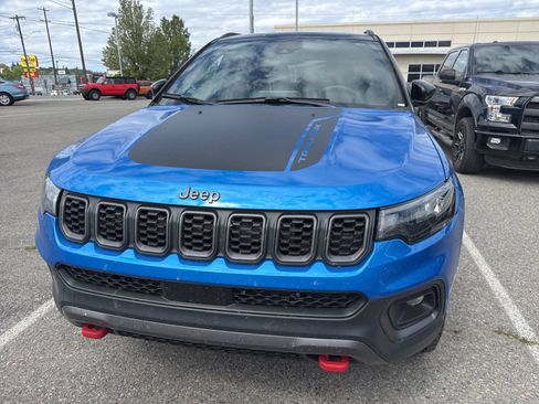Used 2025 Jeep Compass Trailhawk AWD/4WD image 2