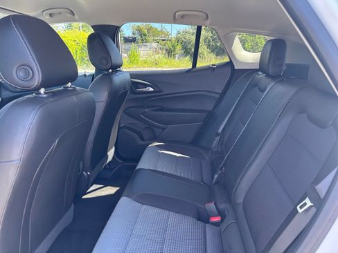 Used 2025 Chevrolet Trax LT FWD image 18
