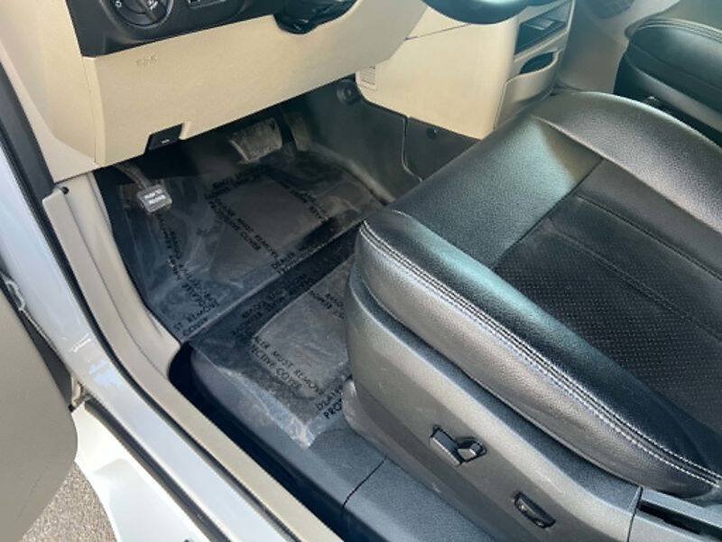 Used 2018 Dodge Grand Caravan SXT FWD image 16