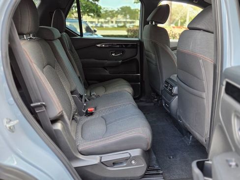 Used 2023 Honda Pilot Sport image 17