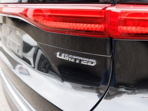 Used 2023 Toyota Venza Limited image 12