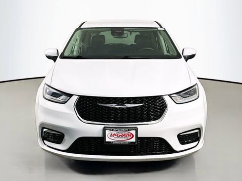 Used 2023 Chrysler Pacifica Touring-L FWD image 17