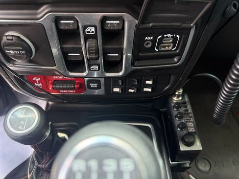 Used 2018 Jeep Wrangler Unlimited Rubicon w/ Cold Weather Group AWD/4WD image 31