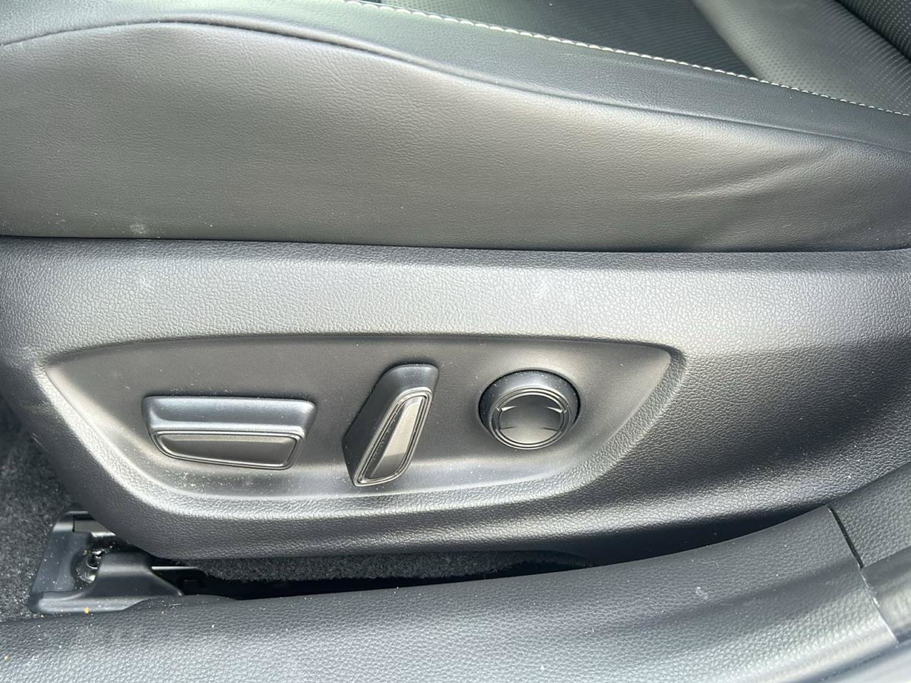 Used 2025 Toyota Prius FWD image 13
