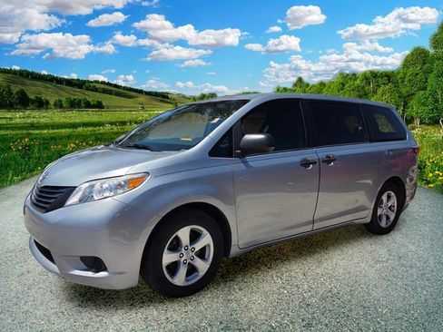 Used 2015 Toyota Sienna L FWD image 3