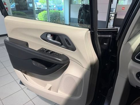 Used 2024 Chrysler Pacifica Touring-L FWD image 27