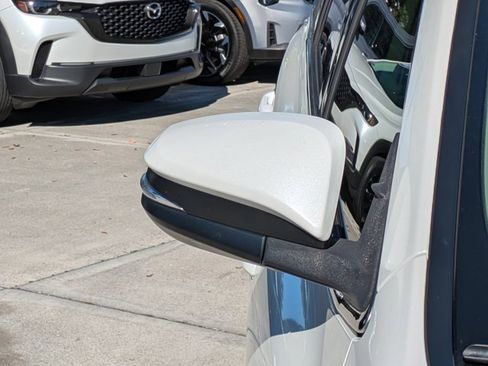 Used 2019 Toyota Highlander XLE image 10