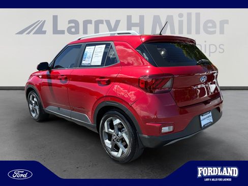 Used 2023 Hyundai Venue Limited FWD image 3