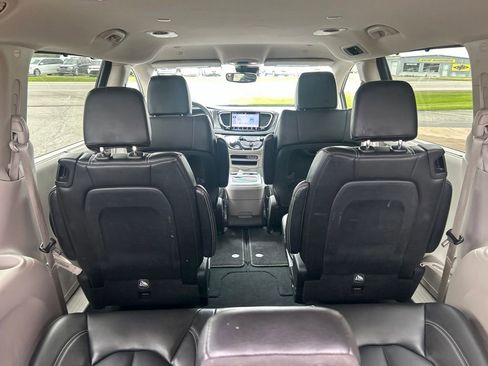 Used 2023 Chrysler Pacifica Touring-L FWD image 6