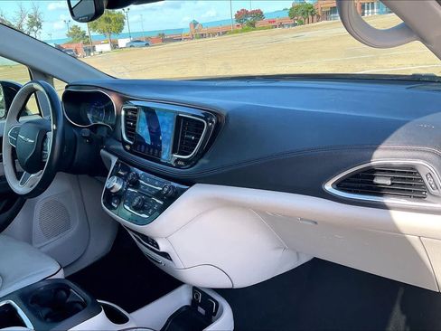 Used 2017 Chrysler Pacifica Limited FWD image 22