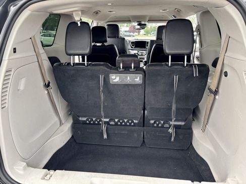 Used 2021 Chrysler Pacifica Touring-L FWD image 11