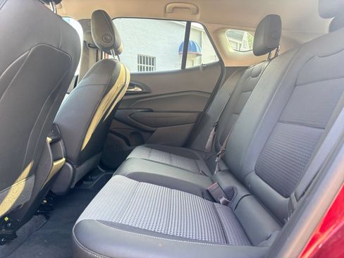 Used 2025 Chevrolet Trax LT w/ LT Convenience Package FWD image 24