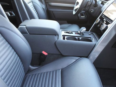 Used 2025 Land Rover Discovery Dynamic SE image 3