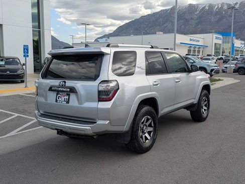 Used 2018 Toyota 4Runner TRD Off-Road AWD/4WD image 3