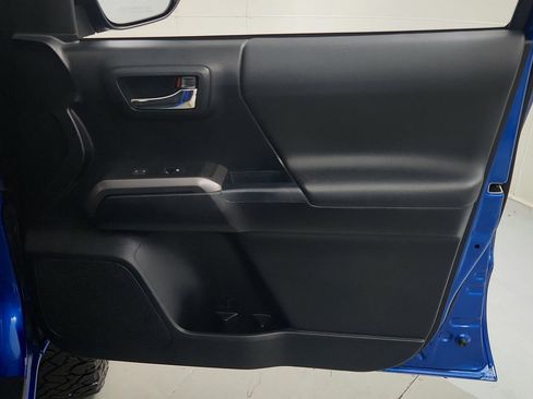 Used 2017 Toyota Tacoma TRD Sport AWD/4WD image 29