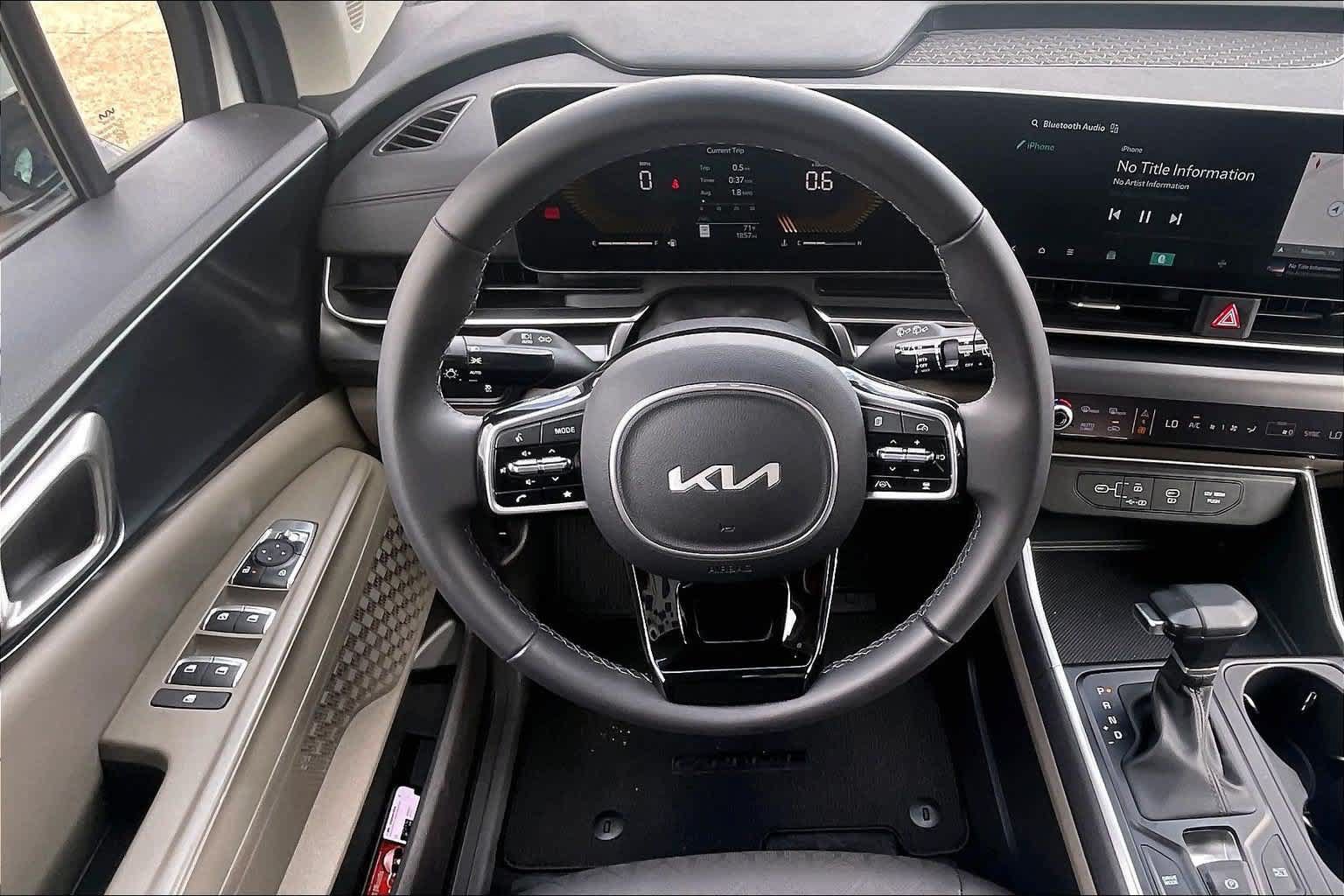 Certified 2026 Kia Carnival FWD image 12